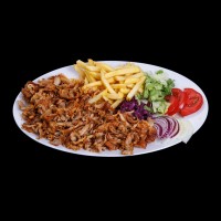 Kurací kebab tanier s hranolkami a zeleninou